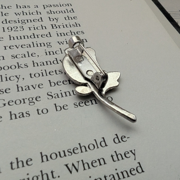 Elegant Red Rose Silver Brooch - Picture 3 of 7